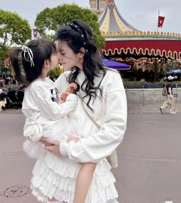 奚梦瑶给女儿庆生，两人穿母女装打扮精致，女儿背4W香奈儿包包